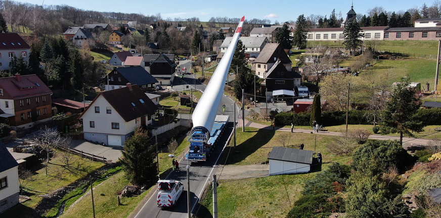 Rotorblatttransport für Sabowind-Projekt einer 5,7-Megawatt-Nordexturbine durch den Ort Sadisdorf im März 2024