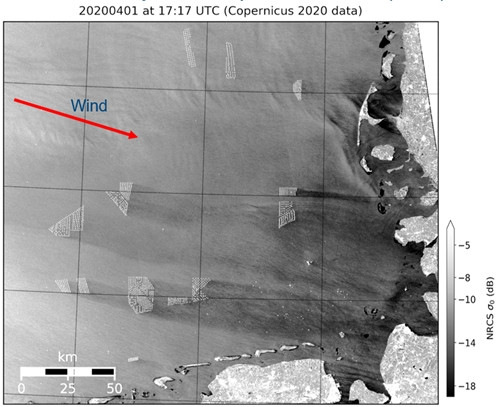 Radarbild des europäischen Sentinel-1A Satelliten, das Nachläufe hinter Offshore-Windparks in der Deutschen Bucht zeigt. Die atmosphärischen Bedingungen zu diesem Zeitpunkt führten zu außergewöhnlich weitreichenden Nachlaufeffekten.