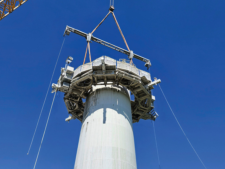 Von einer speziellen Arbeitsbühne aus wird ein Turm zurückgesägt. Oehm schneidet Betontürme in Ringe, statt den Turm zu sprengen.