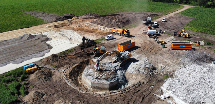 Auch die Fundamente werden aus dem Boden geholt, und ihre Bestandsteile Beton und Stahl werden separiert.