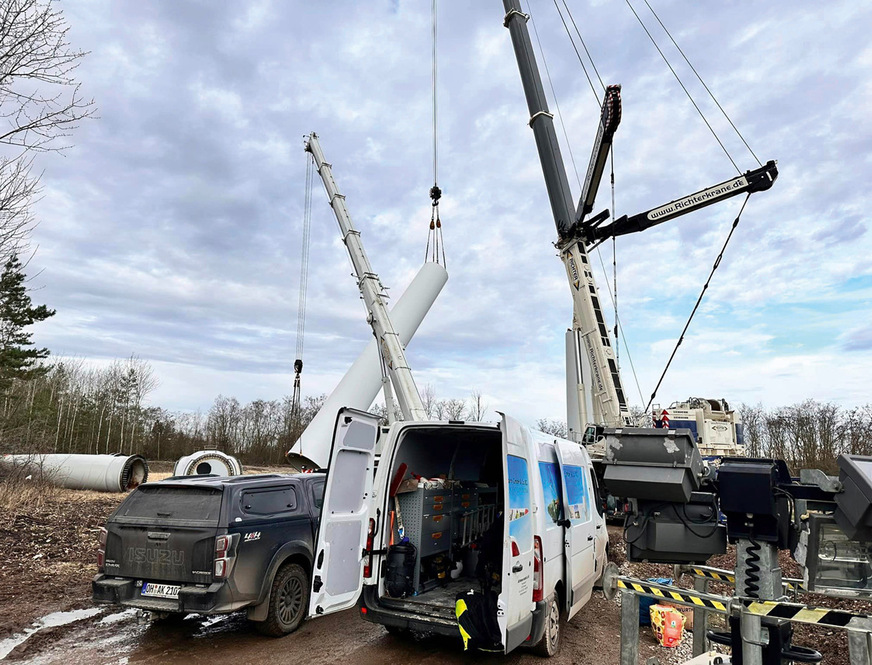 AK Fehmarn beim Rückbau von sieben Dewind 1000 in Zschornewitz, Sachsen-Anhalt.