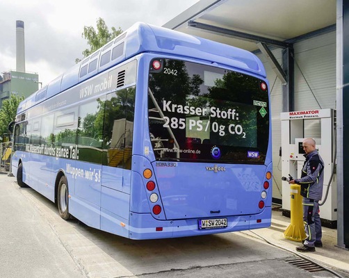 2020 hat die WSW Mobil in Wuppertal die ersten zehn Wasserstoffbusse der Firmen Van Hool und Solaris sowie eine eigene Wasserstoff-Tankstelle in Betrieb genommen. - © Foto: WSW
 2020 hat die WSW Mobil in Wuppertal die ersten zehn Wasserstoffbusse der Firmen Van Hool und Solaris sowie eine eigene Wasserstoff-Tankstelle in Betrieb genommen.