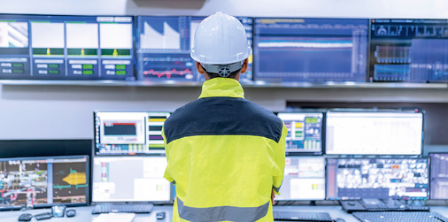 Ingenieur im Kontrollraum beim Monitoring über zahlreiche Bildschirme - © Foto: reewungjunerr - stock.adobe.com
