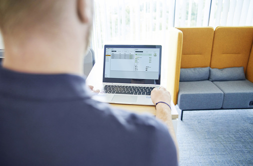 Erneuerbare im Blick – am Monitor im Office … - © Foto: Weidmüller
