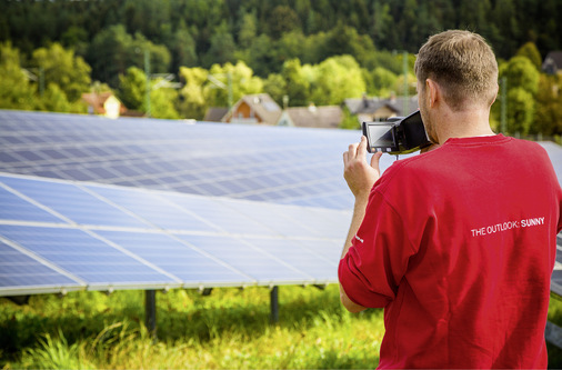 … oder vor Ort bei der Überwachung mit Wärmebildkamera - © Foto: IBC Solar
