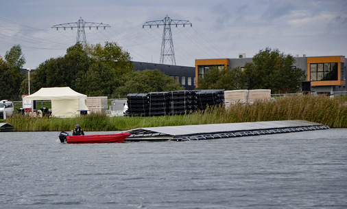 Für den Bau von schwimmenden Solar­anlagen wird es ein eigenes ­Auktionssegment geben. Darunter fallen auch Agri-PV und Solarparkplätze. - © Foto: Velka Botička