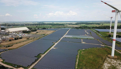 Grünstrompark Büttel, wo seit 2022 Sunnic Lighthouse angeblich erstmals bundesweit einen PV-Park über Baseload-PPA zur Grundlastdeckung nutzt - © Foto: ENERPARC