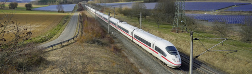 Kunde Deutsche Bahn: Der Verkehrskonzern kauft sich ­zunehmend durch langfristige ­Stromlieferverträge eine verlässliche Versorgung aus Wind-, Solar- und ­Wasserstrom ein. - © Foto: Deutsche Bahn