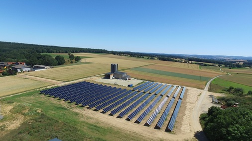 <p><strong>In Mengsberg ist 2018 das mit rund 3.000 Quadratmetern bislang größte Solarkollektorfeld einer Dorfwärmeversorgung in Deutschland entstanden.</strong></p> - © Foto: Bioenergiegenossenschaft Mengsberg BEGM eG