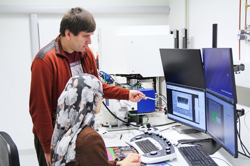 <p><strong>Wissenschaftliche Arbeit.</strong></p><p>Forschende charakterisieren die Morphologie des Eierschalenmaterials mithilfe eines Rasterelektronenmikroskops</p> - © Foto: Daniel Messling, HIU/KIT