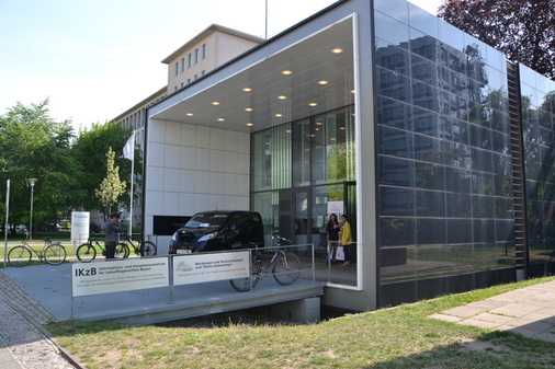 <p><strong>Solarzentrum Berlin</strong></p><p>Das Solarzentrum Berlin ist im in einem Effizienzhaus Plus in Charlottenburg untergebracht. Die Solarfassade und dei Dachanlagen liefern mehr Energie als im Gebäude gebraucht wird.</p> - © Foto: Vleka Botička