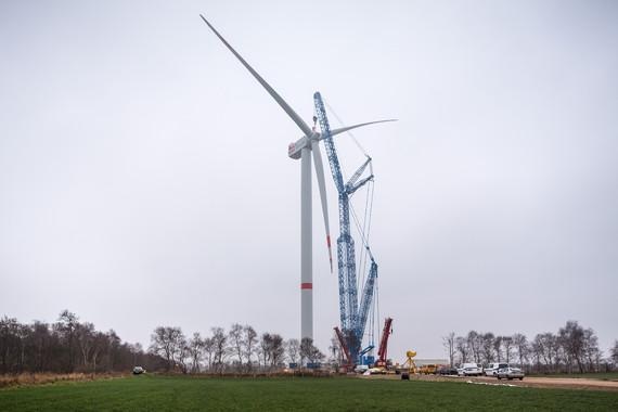 Prototyp 6.2M152 Senvion | 2014: Prototyp der Offshore Windkraft-Anlage 6.2M152 von Senvion bei ihrer Errichtung in Neuenwalde, 20 Kilometer nördlich von Bremerhaven. - © Foto: Herbert Ohge/Ankenehrenberg/Lizenz: CC BY-SA 4.0