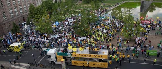 Mitarbeiter von Unternehmen aus der Wind-, Solar- und Biobranche gingen auf die Straße. Treffpunkt war gestern in direkter Nähe zum Wirtschaftsministerium. - © Foto: Weinhold