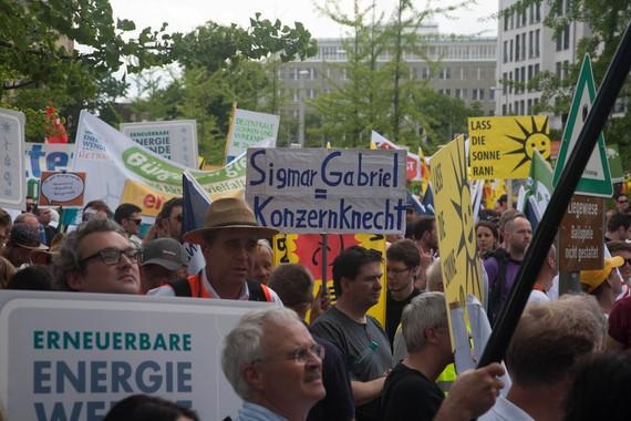 Die einhellige Botschaft der Demonstranten: Weniger Kohle mehr Sonne. Wirtschaftsminister Gabriel erntete viel Kritik. - © Foto: Weinhold