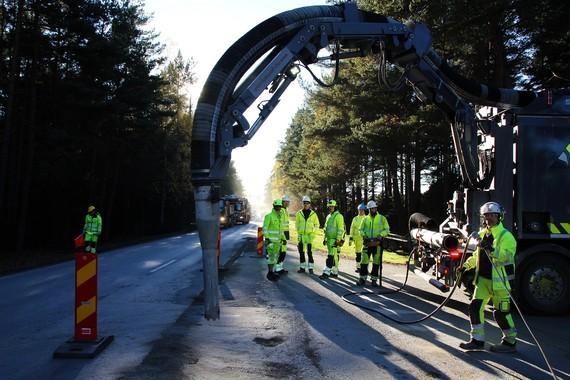 Diese Straße in der Nähe des Stockholmer Flughafens Arlanda wird gerade umgebaut zur E-Mobilitäts-Ladestraße. - © Foto: eRoadArland