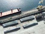 Rotorblatt Hafen Kai | In den USA werden mehr Komponenten als in Deutschland über die Schiene transportiert, weil dort weniger Brücken und Strommasten die Bahnstrecke einengen. - © Foto: Schenker DB