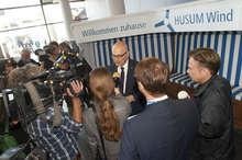 Willkommen zuhause - so das passende Motto der Husum Wind. Schleswig-Holsteins Ministerpräsident Torsten Albig freute sich über das große Medieninteresse, das die Messe auf sich zog. - © Foto: Husum Wind