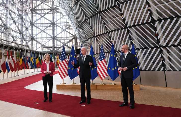 EU-USA-Gipfel mit US-Präsident Joe Biden (Mitte), EU-Kommissionschefin Ursula von der Leyen, EU-Ratspräsident Charles Michel - © Europäische Union
 EU-USA-Gipfel mit US-Präsident Joe Biden (Mitte), EU-Kommissionschefin Ursula von der Leyen, EU-Ratspräsident Charles Michel
