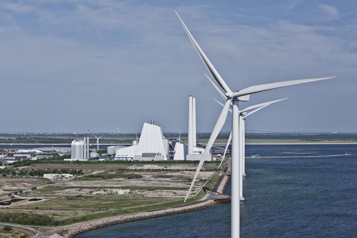 Nearshore-Windturbinen vor dem Biomassekraftwerk Avedøre nahe der dänischen Hauptstadt Kopenhagen, in der jetzt das Gipfeltreffen südlicher und östlicher Ostseeanrainerstaaten ohne Russland stattfand.  - © Ørsted
