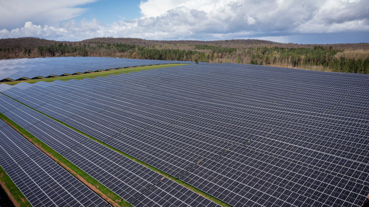 Der Solarpark in Bundorf leistet 131 Megawatt. Der Strom wird auch für die Wärmeversorgung vor Ort genutzt. - © Egis
