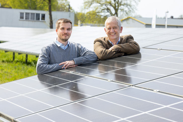 Martin Siebert, technischer Leiter der Papierfabrik Drewsen (links), und Ludger Benien, verantwortlich für das Erreichen der Klimaziele bei Drewsen. - © Andreas Tamme - tonwert21.de / IHK
