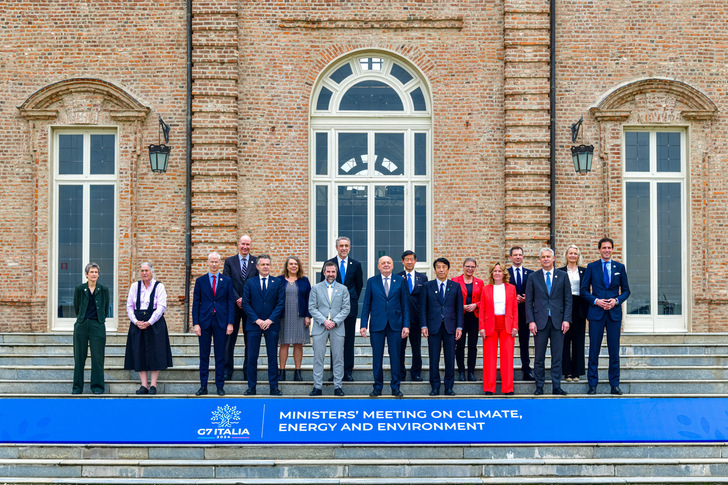 29.-30.4.2024, G7-Treffen der Umwelt-, Klimaschutz- und Energieminister in Turin: mit dem Umwelt- und Energiesicherheitsminister Italiens, Gilberto Pichetto Fratin (Mitte, vorne) als Vertreter des Gastgeberlandes Italien sowie mit (jeweils in Rot) Bundesumweltministerin Steffi Lemke (vorne) und der Staatssekretärin im Bundeswirtschaftsministerium, Anja Haiduk (hinten) - © Massimiliano de Giorgi - G7 Italia
  29.-30.4.2024, G7-Treffen der Umwelt-, Klimaschutz- und Energieminister in Turin: mit dem Umwelt- und Energiesicherheitsminister Italiens, Gilberto Pichetto Fratin (Mitte, vorne) als Vertreter des Gastgeberlandes Italien sowie mit (jeweils in Rot) Bundesumweltministerin Steffi Lemke (vorne) und der Staatssekretärin im Bundeswirtschaftsministerium, Anja Haiduk (hinten)