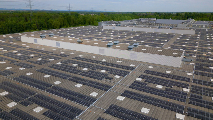 Wie hier in Rastatt baut Sunrock auf weiteren Niederlassungen von Mercedes-Benz Solaranlagen. - © Sunrock
