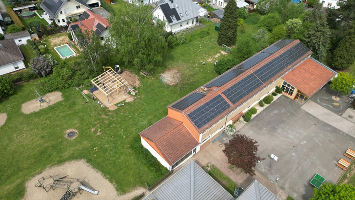 Das "Grüne Klassenzimmer" auf dem Pausenhof der Grundschule in Niederklein wird mit Solarmodulen überdacht. - © Gridparity
