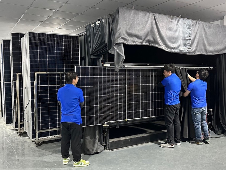 Chinesische Prüfer richten Module im Sonnensimulator ein, um ihre tatsächliche maximale leistung zu bestimmen. - © TÜV Nord
