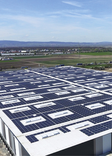 Gewerbedächer bieten reichlich Platz für Photovoltaik. - © Foto: MaxSolar
