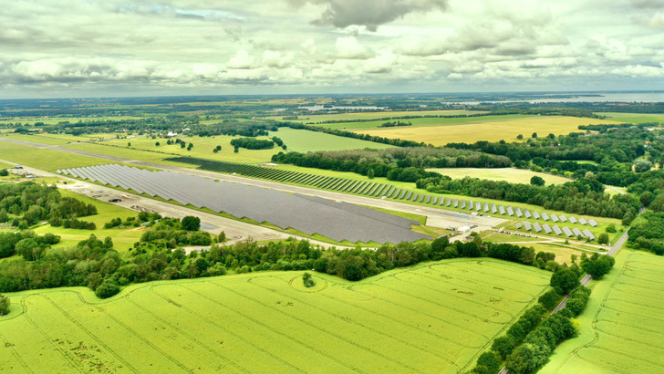 Der Solarpark Lärz/Rechlin steht auf dem Gelände eines Flugplatzes. Das stellt besondere Anforderungen an die Planer. - © Goldbeck Solar
