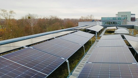 Der Strom aus den Solarmodulen auf dem Dach wird mit einem virtuellen Zählermodell abgerechnet. - © Einhundert Energie
