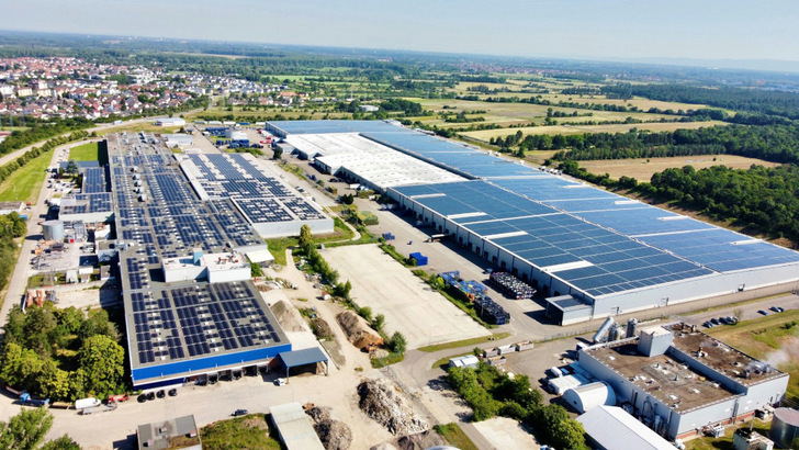 Die Anlagen auf den Dächern des Industrieparks sind ein zentraler Teil des Solarausbaus in Philippsburg. - © Wirth Gruppe
