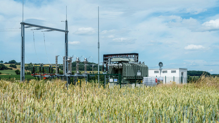 Ein eigenes Umspannwerk hat auch der Solarpark Eifel in Halsdorf bekommen. Trianel bringt so die Anlagen unter anderem schneller ans Netz. - © GVO MEDIA
