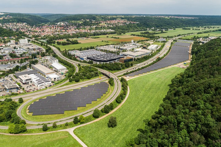 Der im Mai in Betrieb genommene Solarpark „Traufwiesen“ der Stadtwerke Tübingen. - © swt/Marquardt
