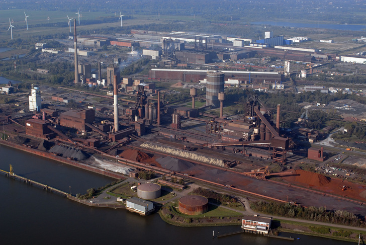 Stahlwerk in Bremen von Arcelor Mittal mit Windstromerzeugung im Hintergrund. Hier soll repowert werden, und neueste Windturbinen sollen wesentllich mehr Strom erzeugen. - © ArcelorMittal
