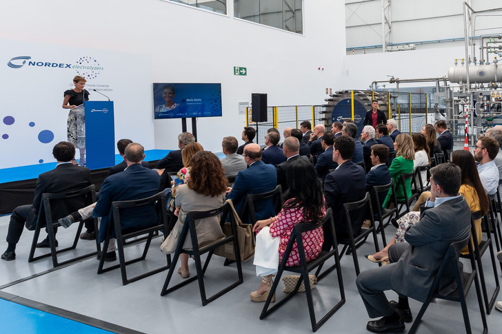 Die Präsentation des Prototyps erfolgte in Anwesenheit der Präsidentin von Navarra, María Chivite, und José Luis Blanco, CEO der Nordex Group im Rahmen der Einweihung der Testanlage im Industriegebiet Lumbier - © Nordex Electrolyzers