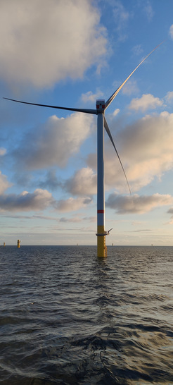 Die erste Anlage des Nordsee-Windparkprojekts Borkum Riffgrund 3 steht. Die getriebelose Maschine vom Typ SG 11.0-200 DD von Siemens Gamesa ist die erste von bald 83 Turbinen im vorerst größten deutschen Offshore-Windpark.   - © Ørsted