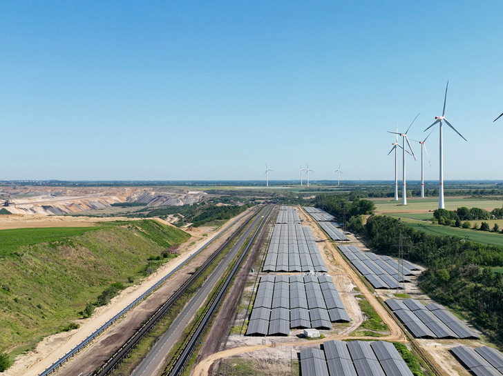 Wind- und Solaranlagen am selben Netzeinspeisepunkt hier am Braunkohleort Garzweiler - © RWE