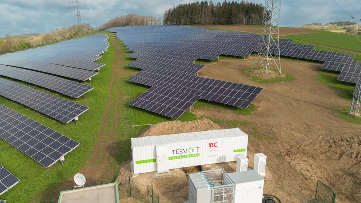 Durch den Speicher konnte die gesamte Fläche für die Photovoltaik genutzt werden, ohne dass der Netzanschluss überlastet ist. - © IBC Solar