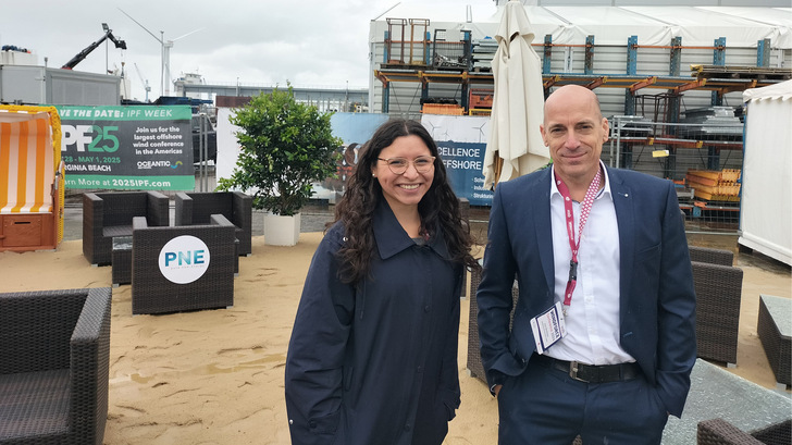 Lizet Ramirez, Senior Analyst Wind Energy Supply Chain, Wind Europe, und Jost Backhaus, CEO, Steelwind Nordenham, im Juni 2024 auf der Konferenz Windforce in Bremerhaven - © Foto: Tilman Weber