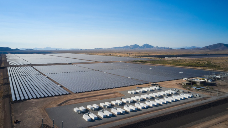 Die Kombination aus Solarpark und Speicher ist perfekt, um den Solarstrom netz- und verbraucherfreundlich einzuspeisen. - © RWE/Angelo Fernandez