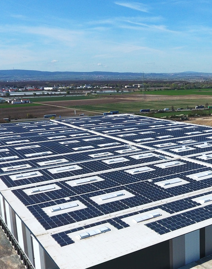 Gewerbedächer bieten reichlich Platz für Photovoltaik. - © MaxSolar