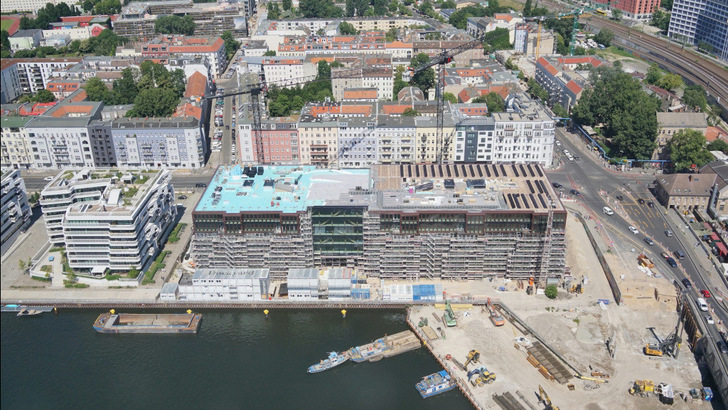 Das neue Bürogebäude am Berliner Osthafen ist in nachhaltiger Holzhybridbauweise errichtet. Auch der Betrieb wird dank der PVT-Anlage auf dem Dach klimaneutral werden. - © Pecan Development