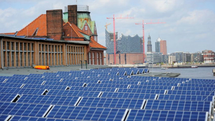 Allein in Hamburg besteht ein Potenzial von 1,6 Gigawatt Solarleistung auf bestehenden Logistikhallen. - © EEHH/Wolfgang Huppertz