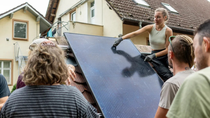 Die Teilnehmer:innen am Solarcamp lernen nicht nur die Grundlagen der Photovoltaik, sondern auch die Installation der Anlagen. - © Laurin Budnik