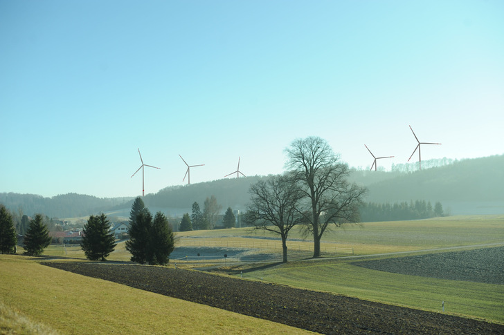 Fotomontage  des geplanten Windparks Gomadingen, von Kohlstetten aus betrachtet. - © RES