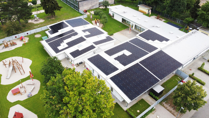 Die größte der Anlagen entstand auf dem Dach des Kindergartens Nesthäkchen in Waghäusel. - © Steffen Hoffner (Spacemedia)/Wirsol Roof Solutions