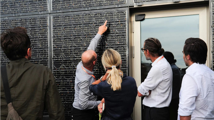 Exkursionen zu umgesetzten Projekten gehören zum festen Bestandteil des Symposiums Solares Bauen. - © Swissolar/Céline Kuster