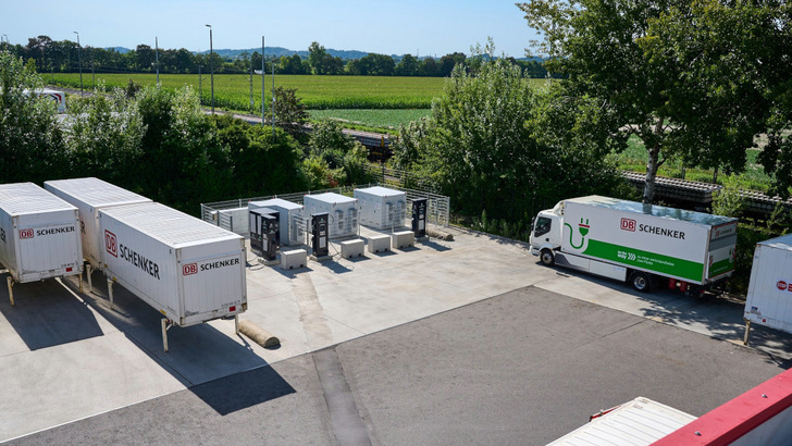 DB Schenker hat mit dem Umstieg auf Elektro-Lkw schon begonnen. Jetzt investiert das Unternehmen in die Ladeinfrastruktur mit Solaranlage. - © marcwagener.de